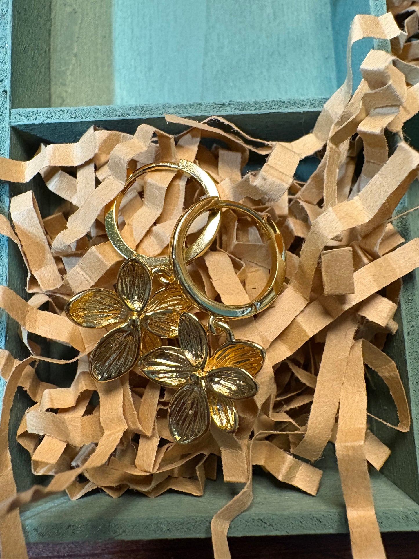 Orchid Huggie Earrings (gold)