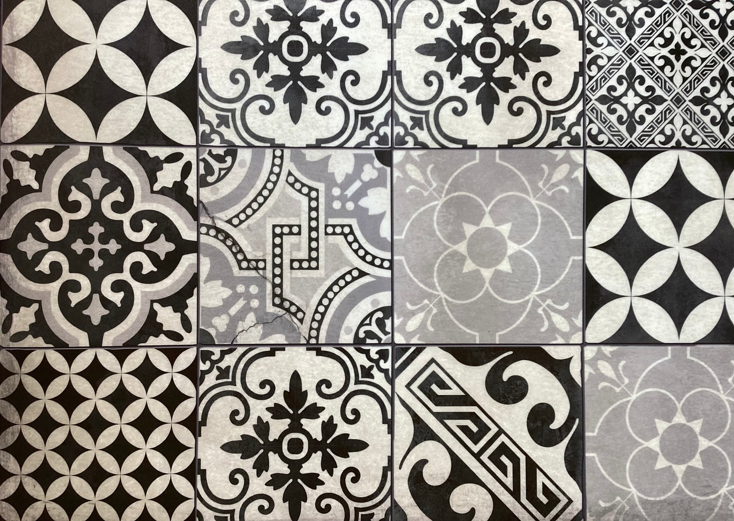 Beija Flor - Eclectic Black and White Antique Vinyl Rug (120cm x 195cm)