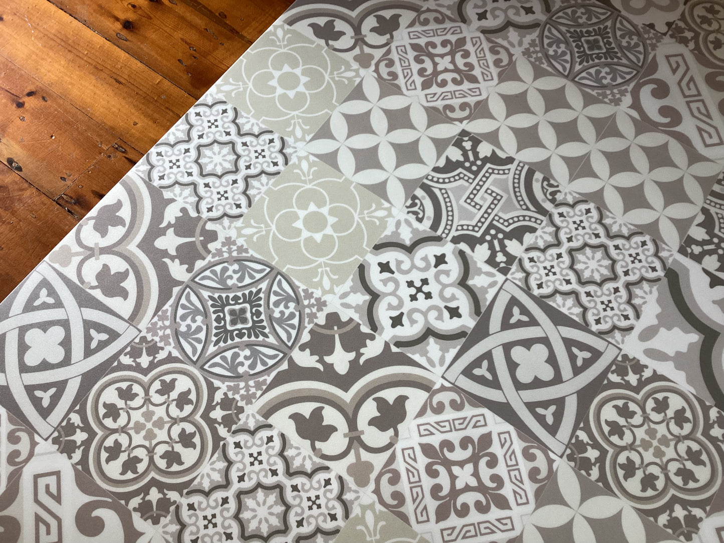 Beija Flor - Eclectic Natural Vinyl Rug (120cm x 195cm)