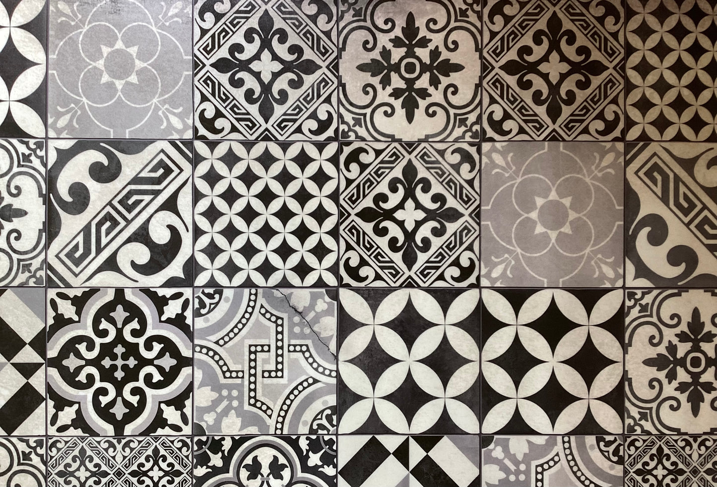 Beija Flor - Eclectic Black and White Antique Vinyl Rug (120cm x 195cm)