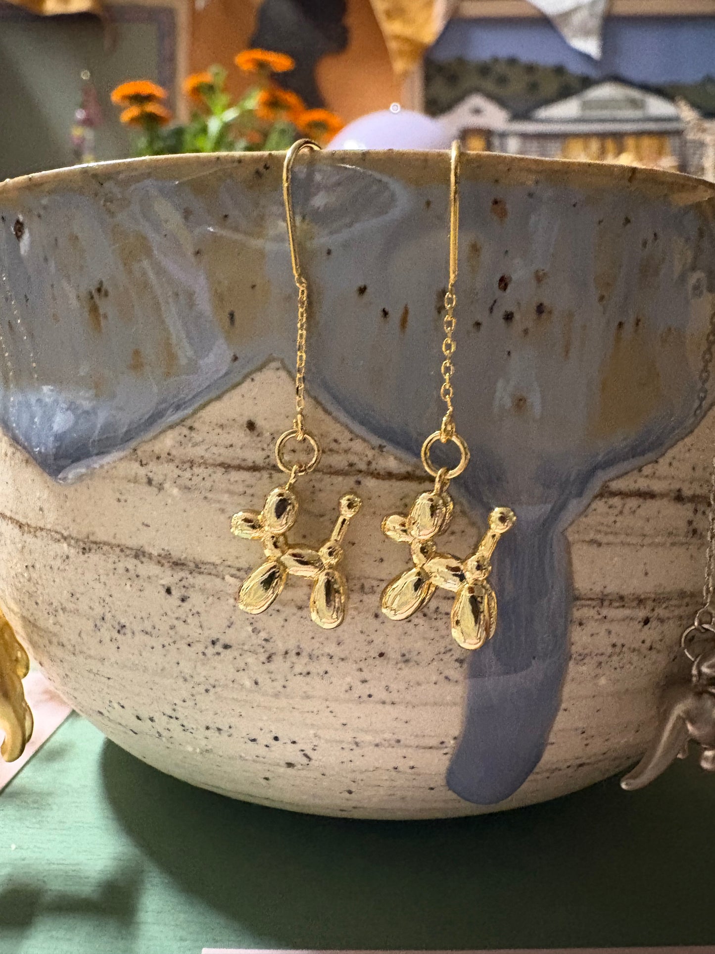 Balloon Dog Thread Earrings (gold)