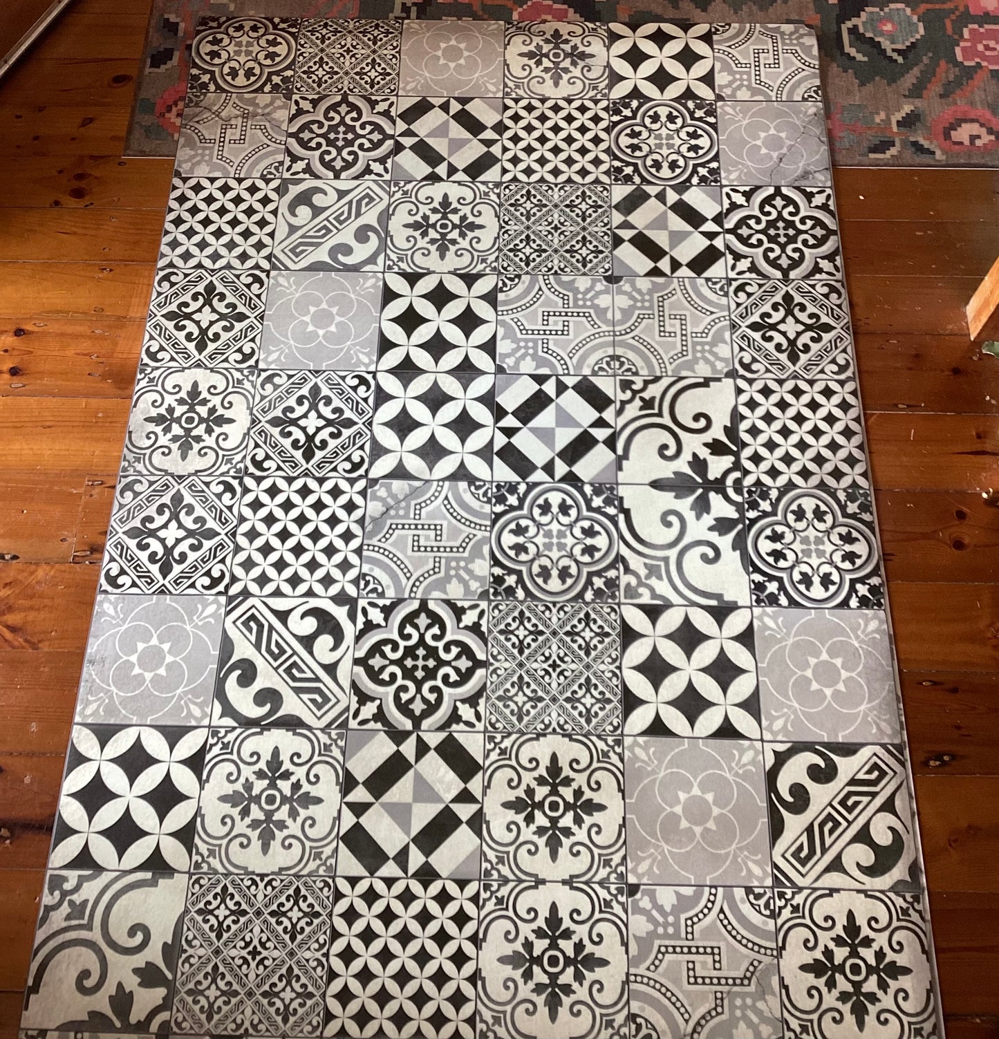 Beija Flor - Eclectic Black and White Antique Vinyl Rug (120cm x 195cm)