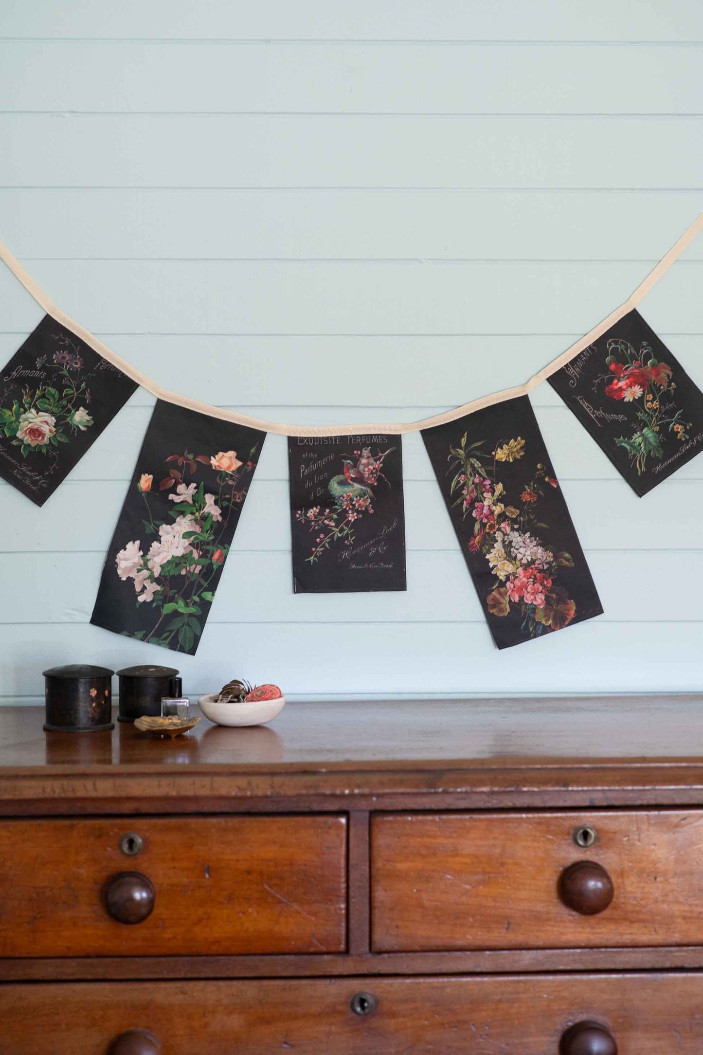 Lazybones Garland - Exquisite Perfumes