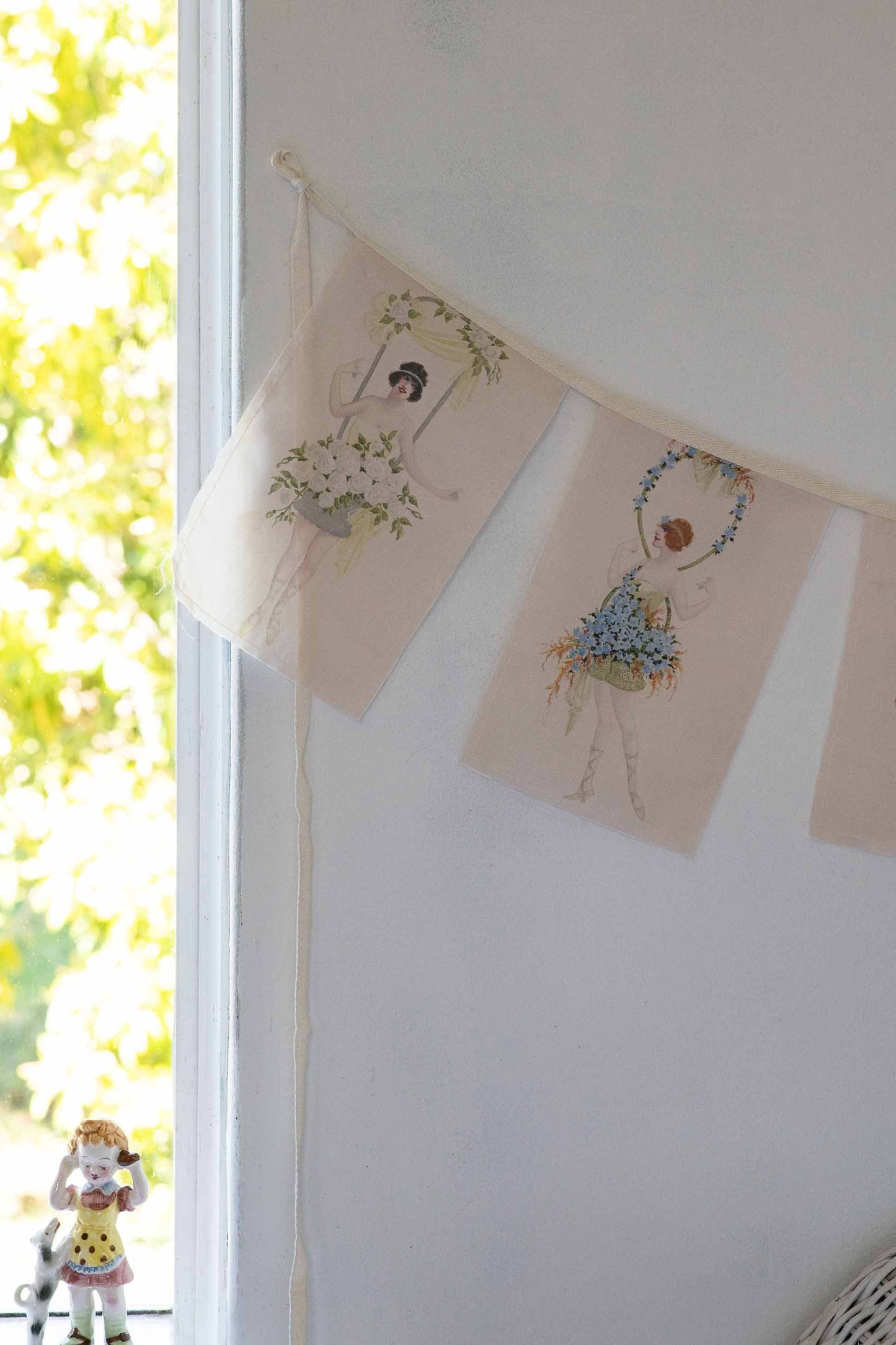 Lazybones Flower Girls Garland