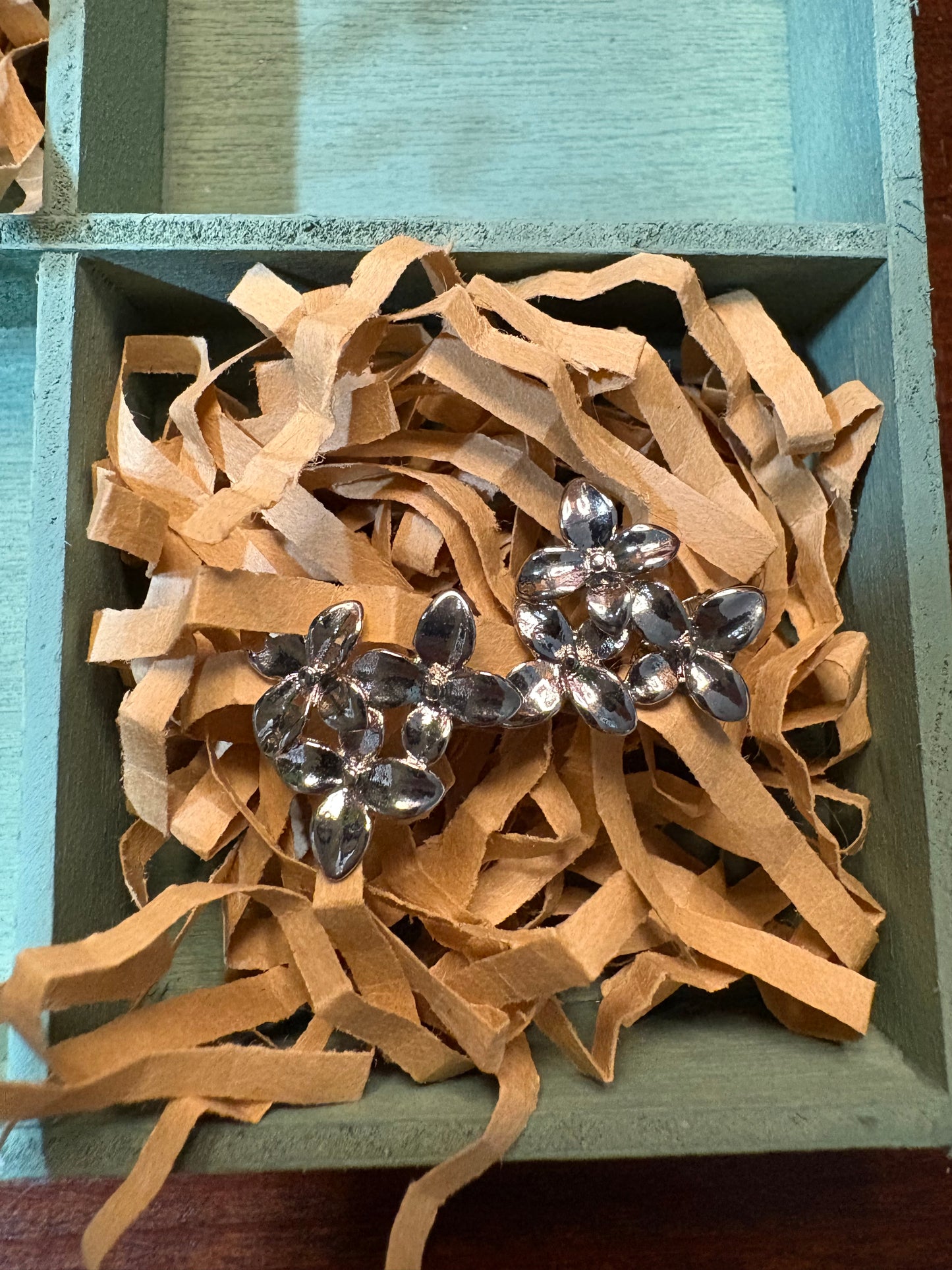 Flower Cluster Stud Earrings (silver)