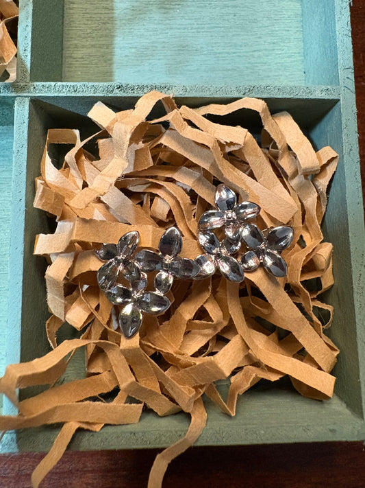 Flower Cluster Stud Earrings (silver)