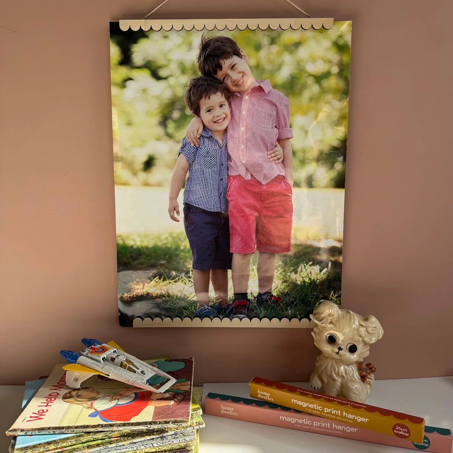 30cm Scalloped Magnetic Print Hanger Frame