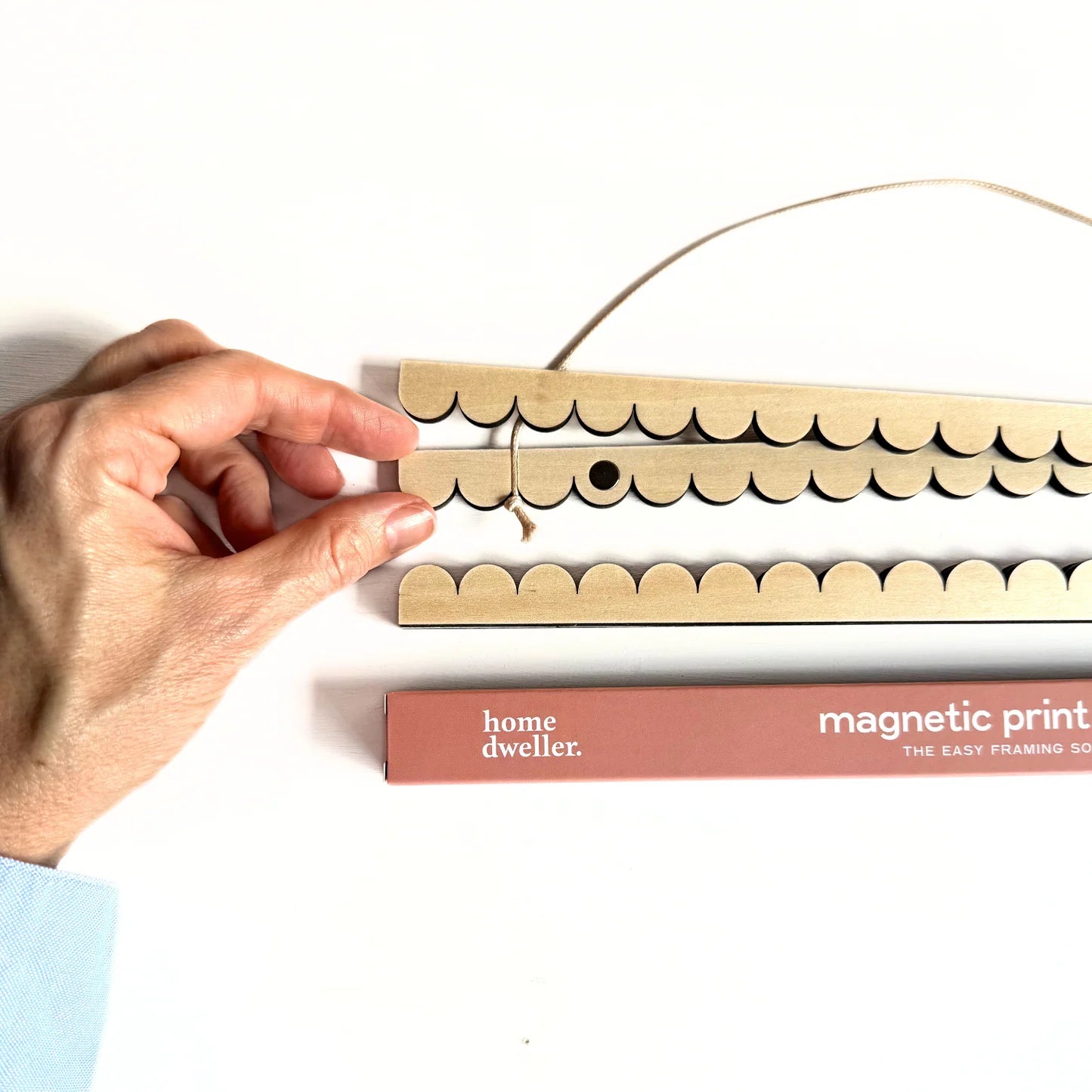 30cm Scalloped Magnetic Print Hanger Frame