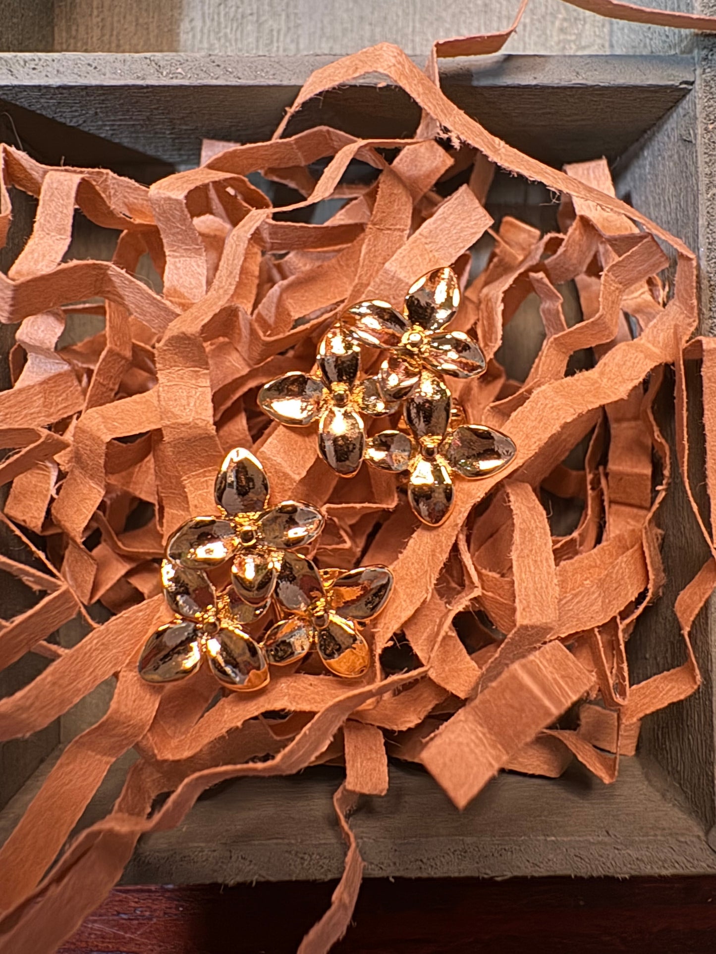 Flower Cluster Stud Earrings (gold)