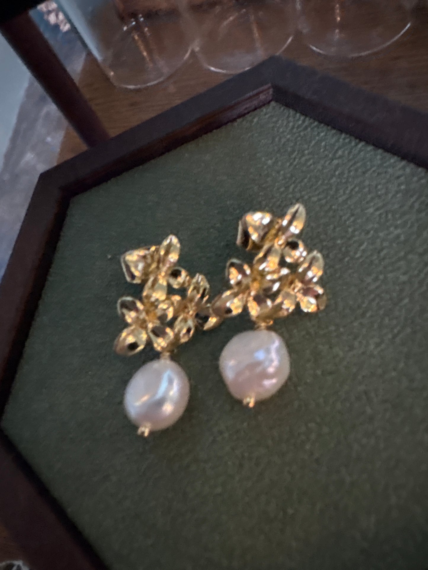 Flower Cluster Stud Earrings with Pearl (gold)