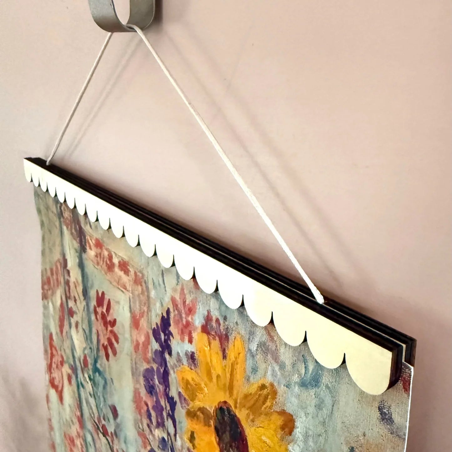 30cm Scalloped Magnetic Print Hanger Frame