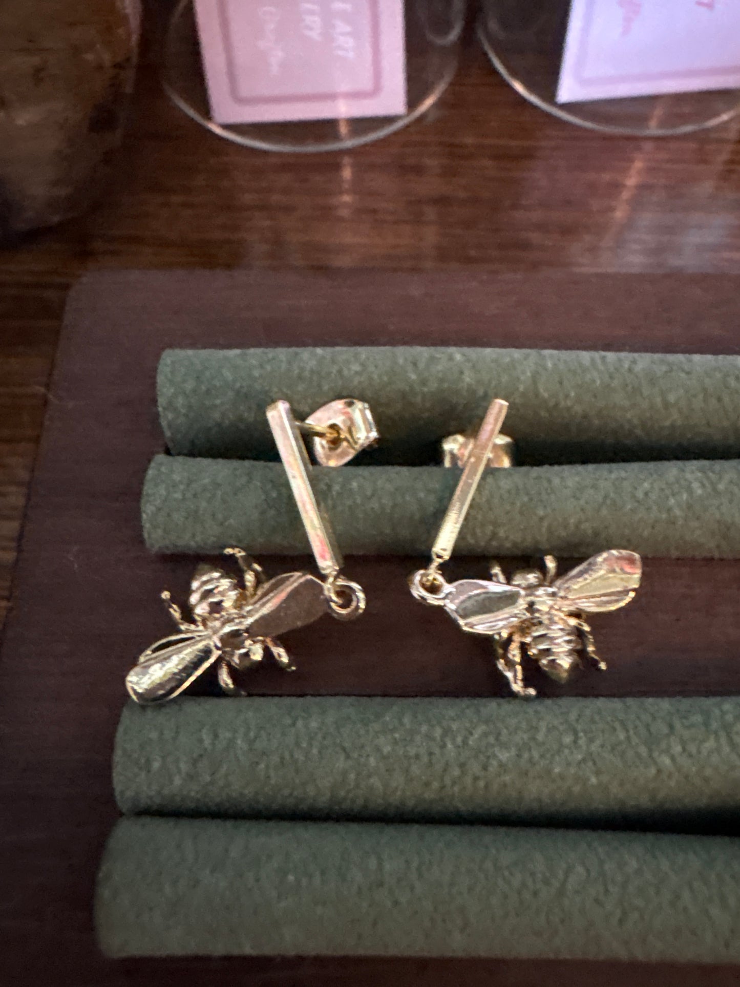 Bees on bar stud (gold plated)