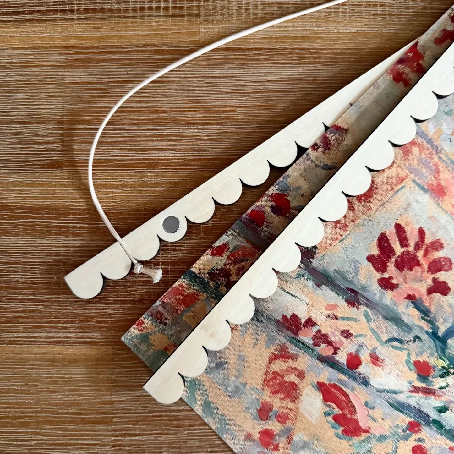 30cm Scalloped Magnetic Print Hanger Frame