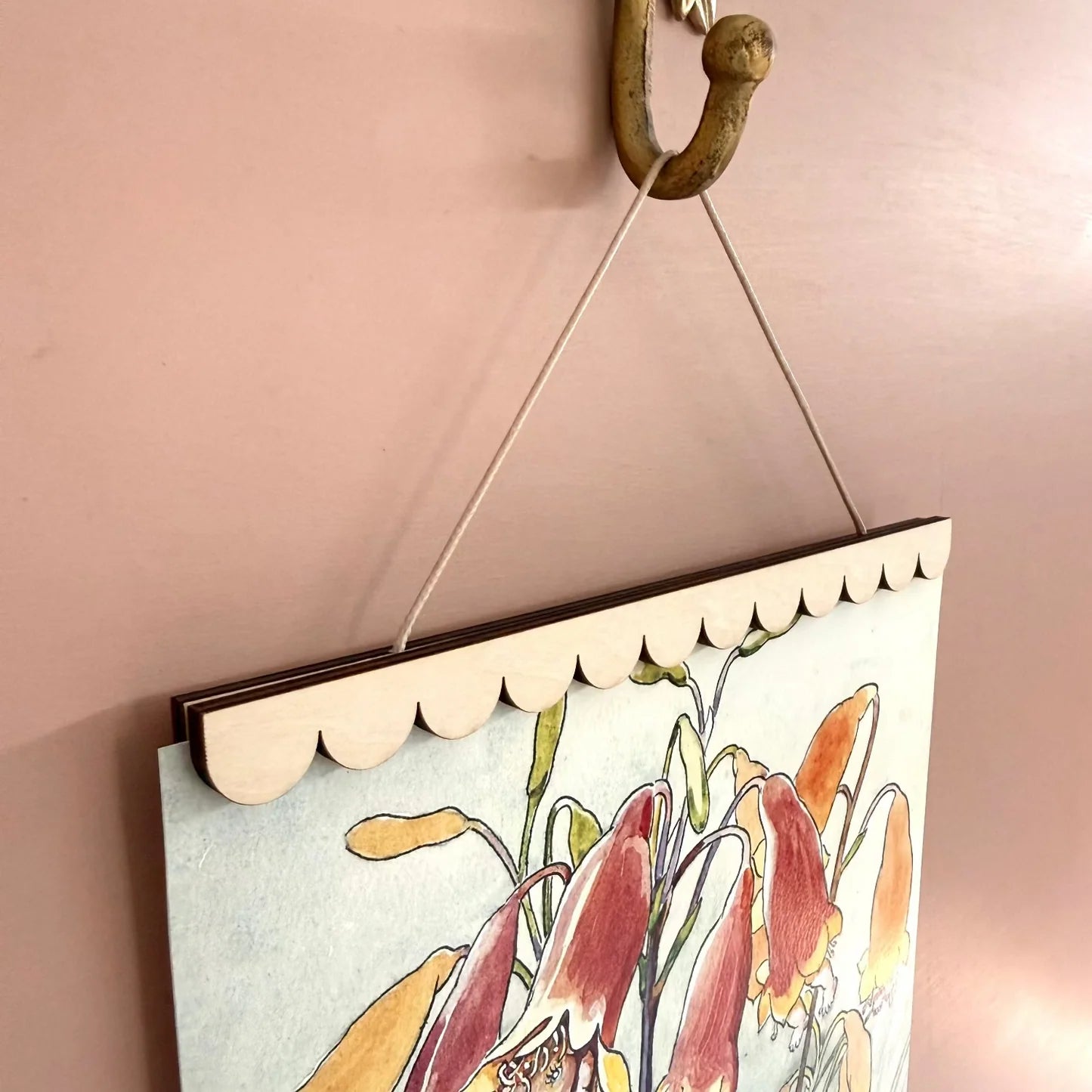 21cm Scalloped Edge Magnetic Print Hanger Frame