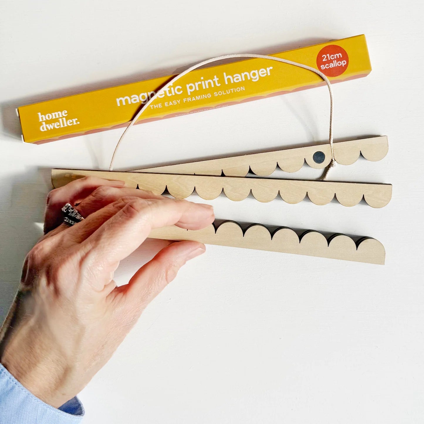 21cm Scalloped Edge Magnetic Print Hanger Frame