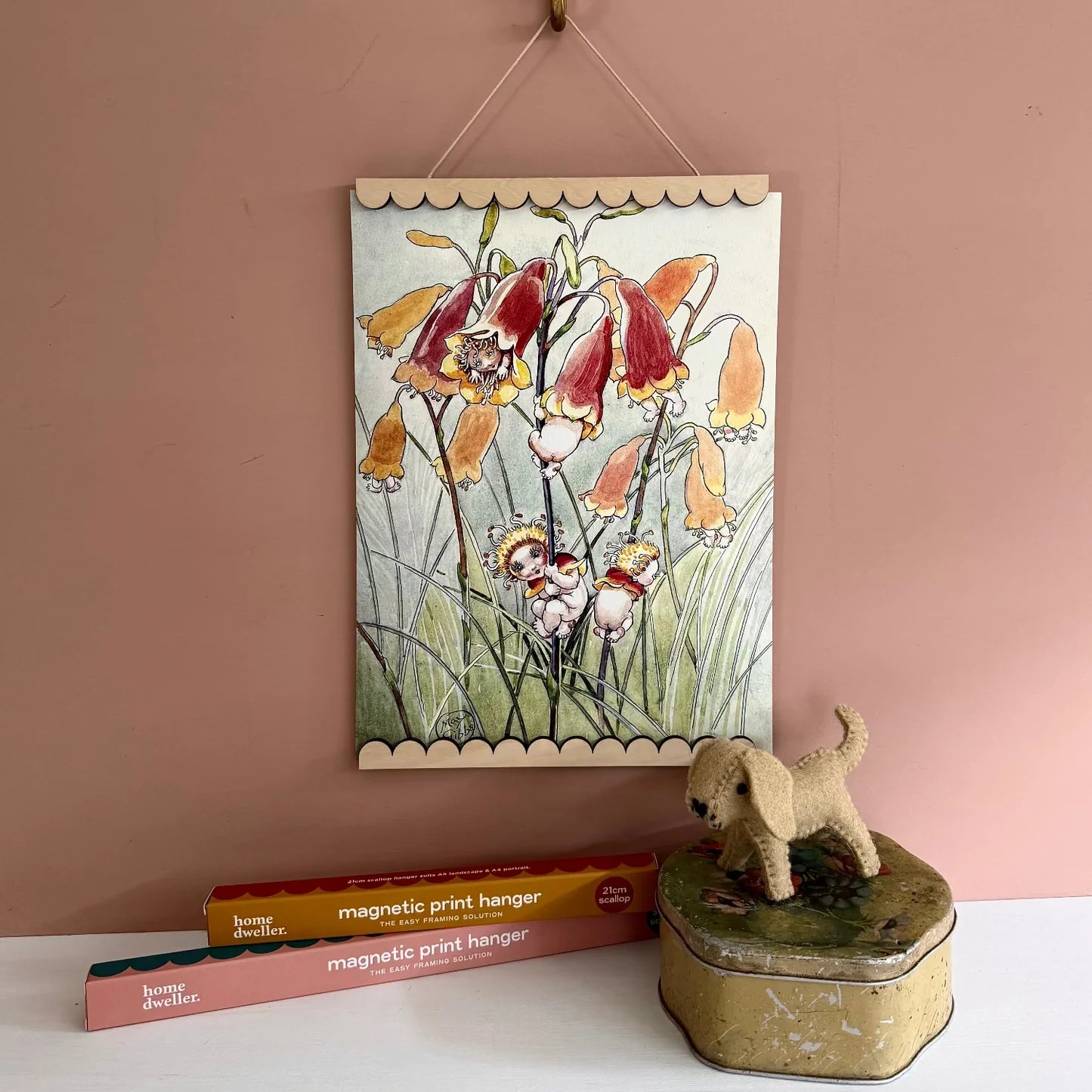 21cm Scalloped Edge Magnetic Print Hanger Frame