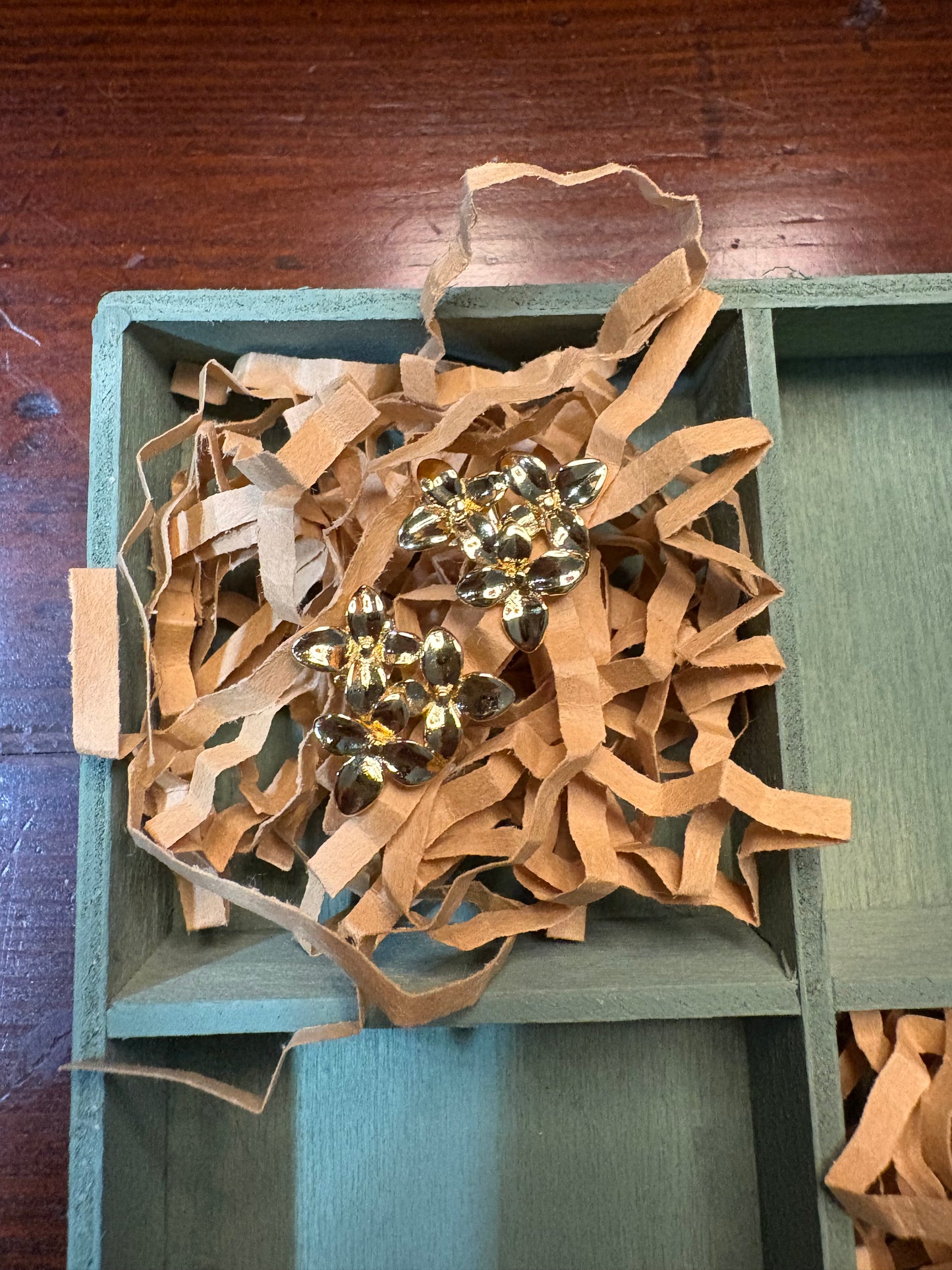 Flower Cluster Stud Earrings (gold)