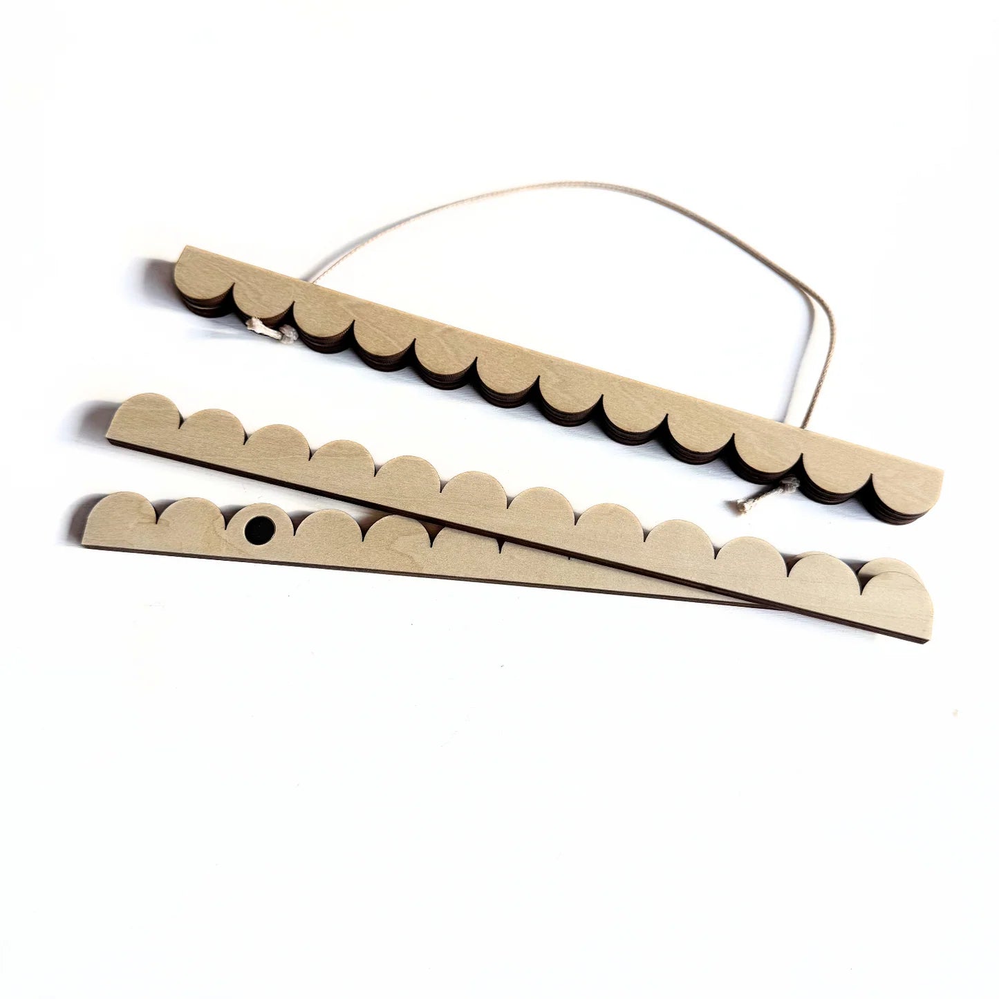 21cm Scalloped Edge Magnetic Print Hanger Frame
