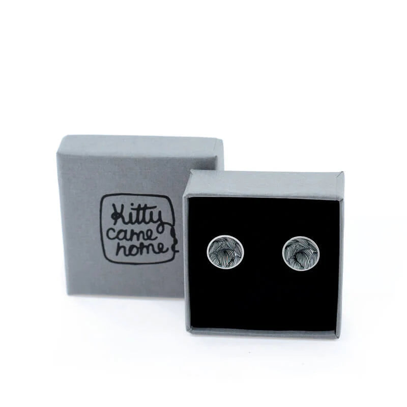 Luscious Leafy Line Domed Studs