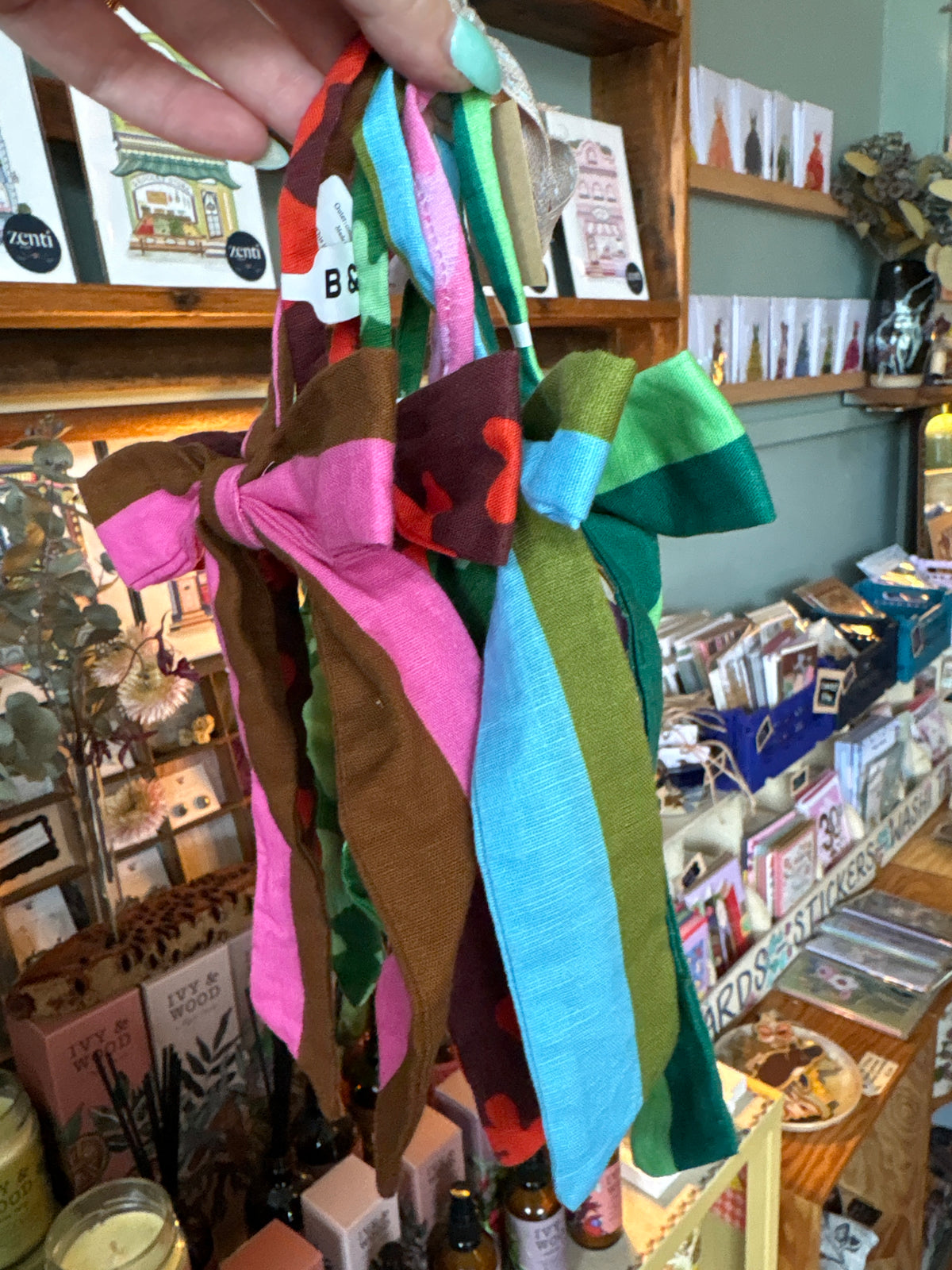 Bonnie and Neil Linen Bow Decoration Set - COLOUR MIXED